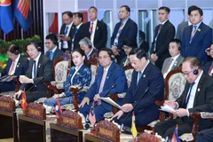 Le Premier ministre Pham Minh assiste au dialogue entre les dirigeants des pays de l'ASEAN et les représentants de l'AIPA. Photo: VNA