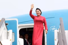La présidente de l’AN Nguyên Thi Kim Ngân arrive à Pékin
