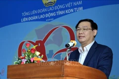Le vice-PM Vuong Dinh Hue rend visite à des travailleurs à Kon Tum