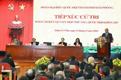 Le Premier ministre rencontre des électeurs de Hai Phong