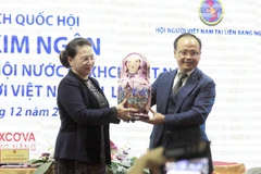 La présidente de l’Assemblée nationale rencontre des Vietnamiens en Russie