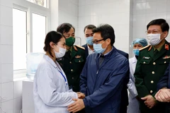 COVID-19 : le vice-PM Vu Duc Dam rend visite aux volontaires aux tests du vaccin Nano Covax