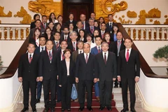 Le PM reçoit des hommes d’affaires singapouriens