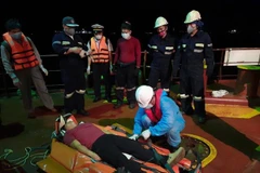 Un marin philippin transporté sur la terre ferme