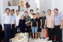 La présidente de l’AN visite des mères vietnamiennes héroïques à Quang Nam et à Da Nang