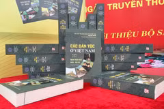 Présentation de livres sur les groupes ethniques au Vietnam