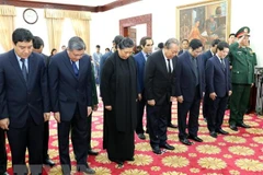 Des dirigeants vietnamiens rendent hommage à l’ancien PM lao Sisavat Keobounphanh
