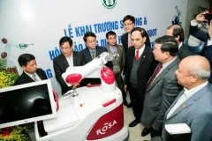 L'hôpital Bach Mai utilise des robots en chirurgie articulaire et neurologique