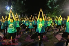 Hanoï: un millier de personnes participent à une représentation de Yoga 