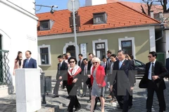 La présidente de l'Assemblée nationale visite la ville hongroise de Szentendre