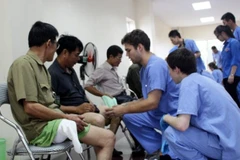 Une délégation de bénévoles américains donne des consultations médicales gratuites à Thai Nguyên