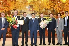 Remise du titre « Pour l’édification de la capitale » à deux Français