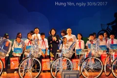 La vice-présidente Dang Thi Ngoc Thinh offre des bourses à des élèves démunis de Hung Yên