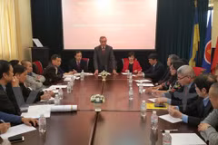 L'ambassade du Vietnam en Ukraine aux côté des résidents vietnamiens 