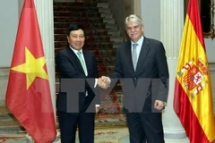 Entretien entre le vice-PM Pham Binh Minh et le ministre espagnol des AE Alfonso Dastis 