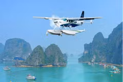 Contempler les baies de Ha Long et de Bai Tu Long depuis un hydravion