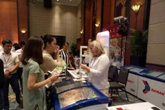 Présentation de produits alimentaires russes aux Hanoïens