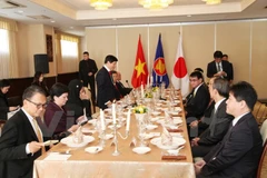Le ministre japonais des AE travaille avec les ambassadeurs de l’ASEAN