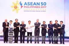 Le PM Nguyen Xuan Phuc participe au 30e Sommet de l'ASEAN aux Philippines