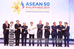 Le PM Nguyen Xuan Phuc participe au 30e Sommet de l'ASEAN aux Philippines