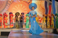 La beauté du « Ao dai » dans un magazine argentin 