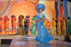 La beauté du « Ao dai » dans un magazine argentin 