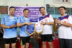 Echanges sportifs entre l’Ambassade du Vietnam et le Bureau présidentiel du Laos