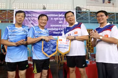 Echanges sportifs entre l’Ambassade du Vietnam et le Bureau présidentiel du Laos