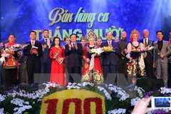 Le chef de l’Etat Tran Dai Quang assiste au spectacle "Epopée d’Octobre"