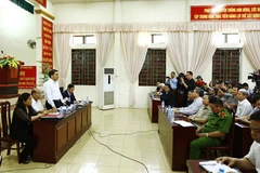 Le président du Comité populaire de Hanoï dialogue avec les habitants de Dong Tam 