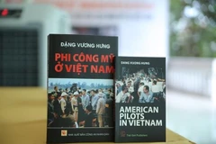 Collecte de souvenirs et de documents d'anciens combattants vietnamiens et américains