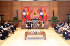 La présidente de l'AN Nguyen Thi Kim Ngan rencontre le Premier ministre laotien Thongloun Sisoulith
