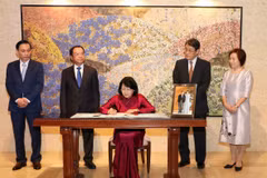 La vice-présidente Dang Thi Ngoc Thinh signe le registre de félicitations à l’Empereur japonais 