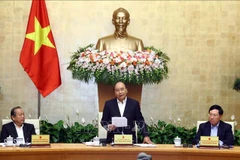 Le PM Nguyen Xuan Phuc préside la réunion du gouvernement de novembre