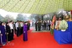La présidente de l'AN assiste à la cérémonie d'inhumation des restes de martyrs à Tay Ninh