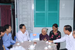 Le président de l'Assemblée nationale Trân Thanh Mân (3e à gauche) offre des cadeaux à la Mère héroïne Trân Thi Hai, domiciliée dans le quartier de Phu Thu, arrondissement de Cai Rang. Photo: VNA