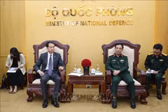 Le général Phan Van Giang, ministre de la Défense (droite) et l’ambassadeur de Chine au Vietnam, He Wei. Photo: VNA
