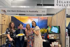 Des visiteurs au stand vietnamien. Photo: VNA