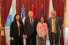 L'ambassadrice du Vietnam en Argentine, Ngô Minh Nguyêt, rencontre Jorge Taiana, chef du département des relations internationales du Parti justicialiste (PJ), ancien ministre argentin de la Défense et des Affaires étrangères. Photo: VNA