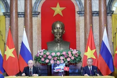 Le président Tô Lâm (droite) et son homologue russe Vladimir Poutine rencontrent la presse à Hanoi. Photo: VNA 