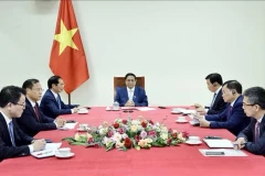 Entretien téléphonique entre les Premiers ministres du Vietnam et de Singapour