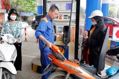 Les prix des carburants en hausse à partir du 4 juillet. Photo: VNA