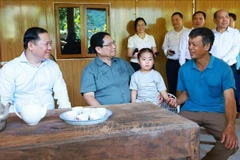 Le Premier ministre Pham Minh Chinh visite une famille bénéficiaire d'une nouvelle maison , grâce au mouvementde l'élimination des maisons temporaires et délabrées. Photo: VNA