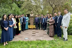 Le personnel de l'ambassade du Vietnam en France dépose une couronne de fleurs au pied du buste du Président Hô Chi Minh au parc Montreau à Montreuil. Photo: VNA