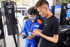 Les prix d’essence baissent plus de 1.400 dôngs le litre. Photo: VietnamPlus