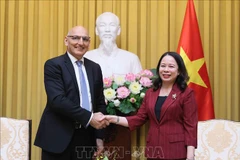 La vice-présidente Vo Thi Anh Xuân (droite) rerçoit à Hanoï Elchin Amirbayov, envoyé spécial du président de l'Azerbaïdjan, en visite de travail au Vietnam. Photo: VNA