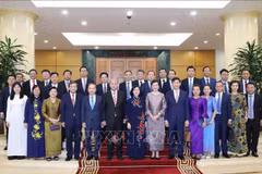La membre du Bureau politique, secrétaire du Comité central du PCV et présidente de la Commission centrale de mobilisation des masses du Parti, Bui Thi Minh Hoai et délégation de la Commission de mobilisation de masse du Parti du peuple cambodgien (PPC). Photo: VNA
