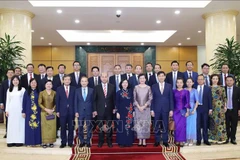 La membre du Bureau politique, secrétaire du Comité central du PCV et présidente de la Commission centrale de mobilisation des masses du Parti, Bui Thi Minh Hoai et délégation de la Commission de mobilisation de masse du Parti du peuple cambodgien (PPC). Photo: VNA