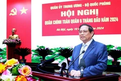 Le Premier ministre Pham Minh Chinh a exhorté l'ensemble de l'Armée à rester vigilants, tout en restant passifs et surprenants en termes de stratégie, notamment dans les zones stratégiques, les partenaires importants, les sujets dangereux et les forces hostiles, tout en étant opportun dans la gestion des problèmes émergents. Photo. VNA