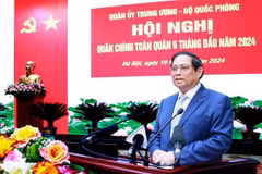 Le Premier ministre Pham Minh Chinh a exhorté l'ensemble de l'Armée à rester vigilants, tout en restant passifs et surprenants en termes de stratégie, notamment dans les zones stratégiques, les partenaires importants, les sujets dangereux et les forces hostiles, tout en étant opportun dans la gestion des problèmes émergents. Photo. VNA